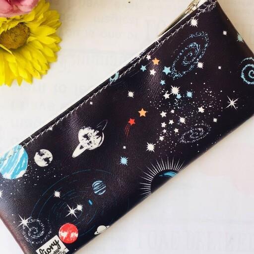 جامدادی  تک زیپ چرم مصنوعی  از برند معروف مستر راد  اورجینالطرح پر طرفدار کهکشانی